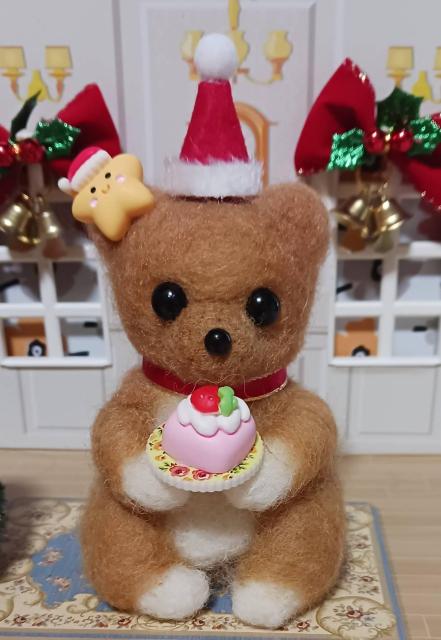 羊毛フェルト サンタ帽のクマたん 早くケーキ食べたいなー < ペット/手芸/園芸 羊毛フェルト サンタ帽のクマたん 早くケーキ食べたいなー < ペット/手芸/園芸の