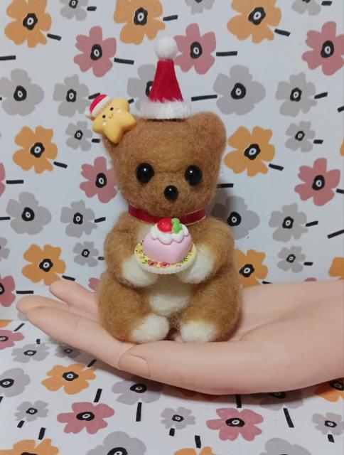 羊毛フェルト サンタ帽のクマたん 早くケーキ食べたいなー < ペット/手芸/園芸 羊毛フェルト サンタ帽のクマたん 早くケーキ食べたいなー < ペット/手芸/園芸の