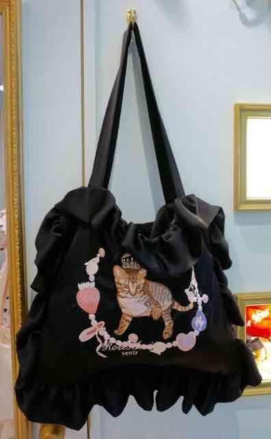 rosemarieseoir・ネコ刺繍サテンフリルバッグ。ブラック < ブランド rosemarieseoir・ネコ刺繍サテンフリルバッグ。ブラック < ブランドの
