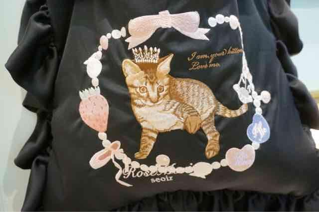 rosemarieseoir・ネコ刺繍サテンフリルバッグ。ブラック < ブランド rosemarieseoir・ネコ刺繍サテンフリルバッグ。ブラック < ブランドの