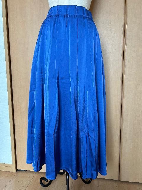 美品 ルーニィ 光沢ブルー ロングスカート 38サイズ < ブランド 美品 ルーニィ 光沢ブルー ロングスカート 38サイズ < ブランドの