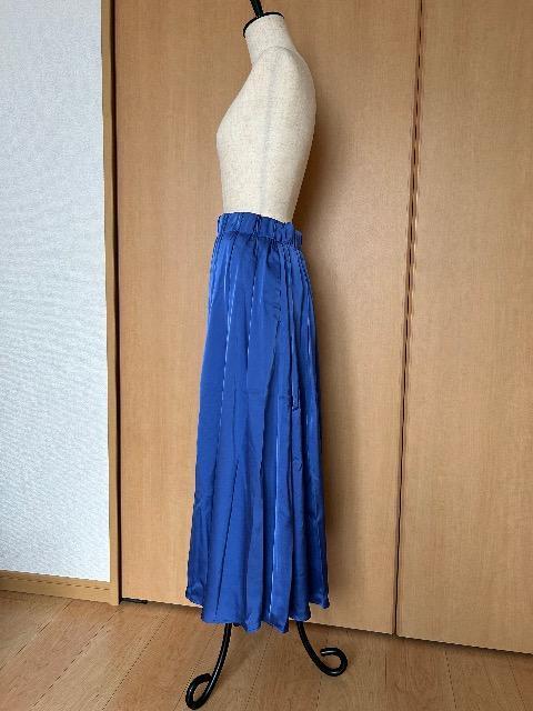 美品 ルーニィ 光沢ブルー ロングスカート 38サイズ < ブランド 美品 ルーニィ 光沢ブルー ロングスカート 38サイズ < ブランドの