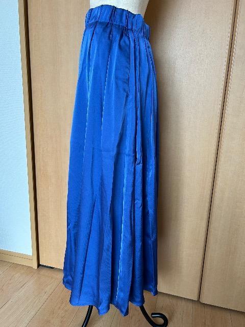 美品 ルーニィ 光沢ブルー ロングスカート 38サイズ < ブランド 美品 ルーニィ 光沢ブルー ロングスカート 38サイズ < ブランドの