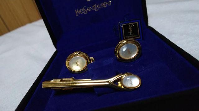 正規美 イヴサンローラン YSL シェルカフスボタン カフリンクス ネクタイピン SET オールド 付属有 < ブランド  正規美 イヴサンローラン YSL シェルカフスボタン カフリンクス ネクタイピン SET オールド 付属有  < ブランドの