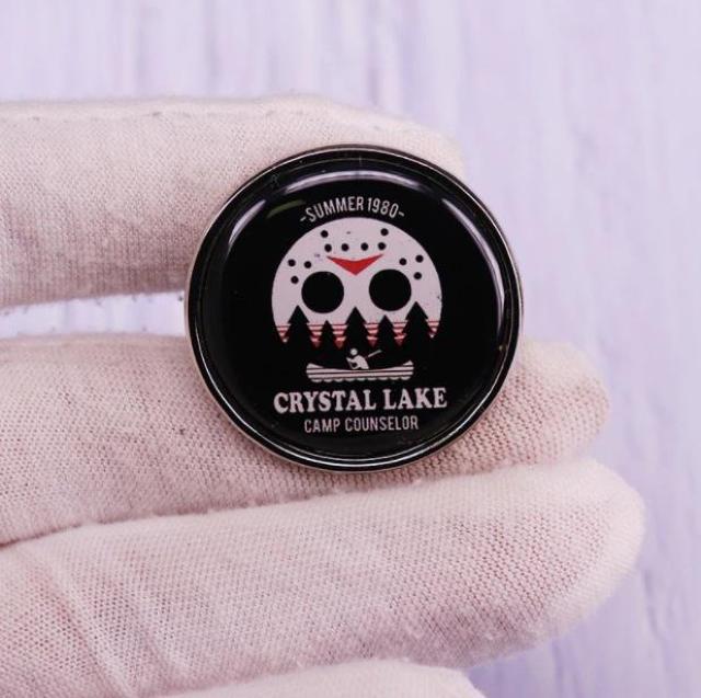 新品 13日の金曜日 キャンプクリスタルレイク ピンブローチ  < 男性アクセサリー/時計  新品 13日の金曜日 キャンプクリスタルレイク ピンブローチ   < 男性アクセサリー/時計の