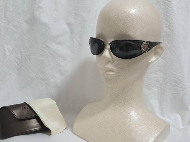 正規レア ロエベ アマソナ エンブレムロゴ アナグラム サングラス 黒 メタル装飾オープンアイコン フレームレスアイウェア 付属有 < ブランド  正規レア ロエベ アマソナ エンブレムロゴ アナグラム サングラス 黒 メタル装飾オープンアイコン フレームレスアイウェア 付属有 < ブランドの