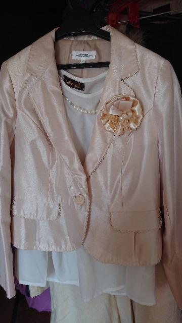 1度のみ使用 13号 コサージュ付き、つやつや生地 フォーマルジャケット アイボリー系色 < 女性ファッション 1度のみ使用 13号 コサージュ付き、つやつや生地 フォーマルジャケット アイボリー系色 < 女性ファッションの