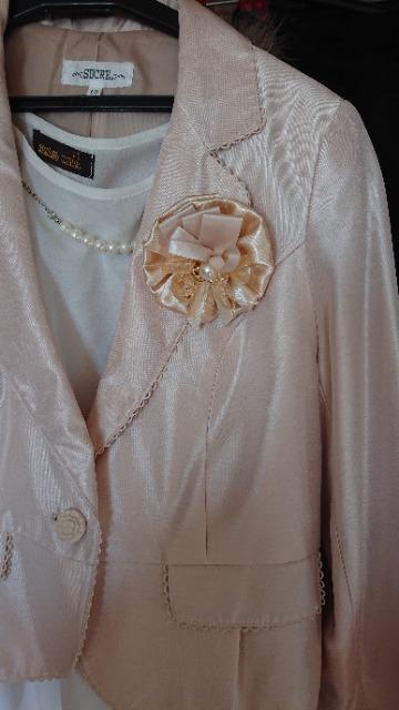 1度のみ使用 13号 コサージュ付き、つやつや生地 フォーマルジャケット アイボリー系色 < 女性ファッション 1度のみ使用 13号 コサージュ付き、つやつや生地 フォーマルジャケット アイボリー系色 < 女性ファッションの