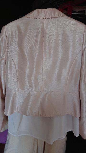 1度のみ使用 13号 コサージュ付き、つやつや生地 フォーマルジャケット アイボリー系色 < 女性ファッション 1度のみ使用 13号 コサージュ付き、つやつや生地 フォーマルジャケット アイボリー系色 < 女性ファッションの