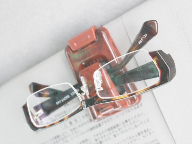 サングラスホルダーサンバイザーに装着 < 自動車/バイク サングラスホルダーサンバイザーに装着 < 自動車/バイク