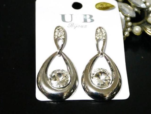 新品 アンティーク調ストーンピアス 銀色 < 女性アクセサリー/時計 新品 アンティーク調ストーンピアス 銀色 < 女性アクセサリー/時計の