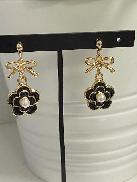 ハンドメイド リボンと黒のカメリアチャームのポストピアス < 女性ファッション  ハンドメイド リボンと黒のカメリアチャームのポストピアス  < 女性ファッションの