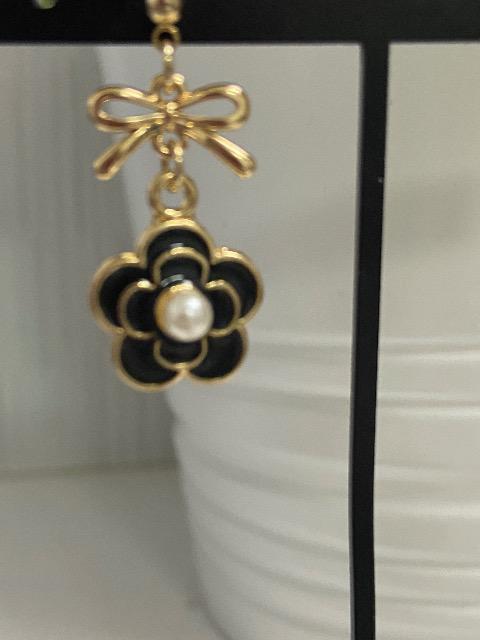 ハンドメイド リボンと黒のカメリアチャームのポストピアス < 女性ファッション  ハンドメイド リボンと黒のカメリアチャームのポストピアス < 女性ファッションの