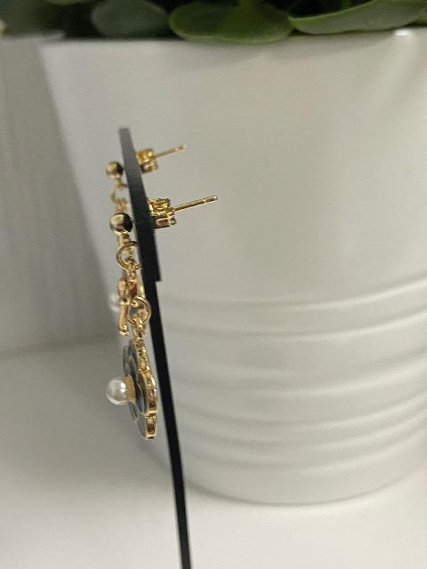 ハンドメイド リボンと黒のカメリアチャームのポストピアス < 女性ファッション  ハンドメイド リボンと黒のカメリアチャームのポストピアス < 女性ファッションの