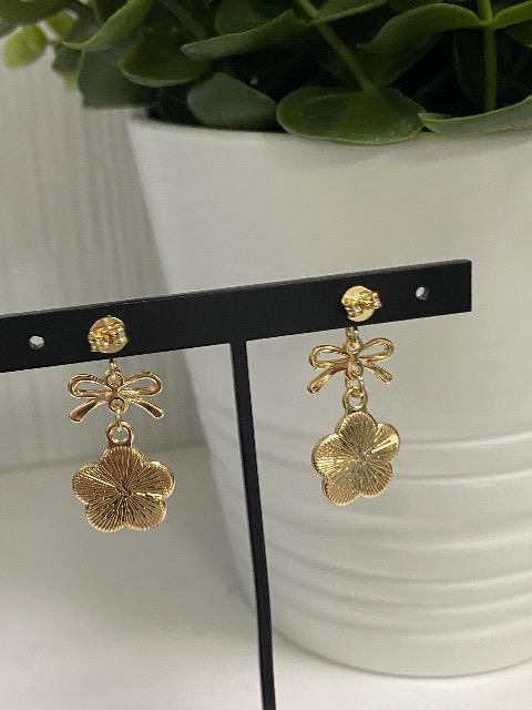 ハンドメイド リボンと黒のカメリアチャームのポストピアス < 女性ファッション  ハンドメイド リボンと黒のカメリアチャームのポストピアス < 女性ファッションの