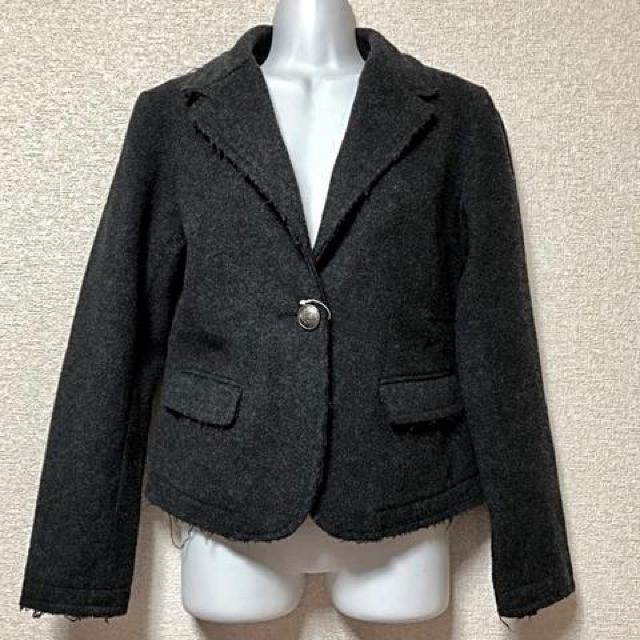 【新品】装飾ボタン☆フエルト素材カットオフジャケット < 女性ファッション  【新品】装飾ボタン☆フエルト素材カットオフジャケット < 女性ファッションの