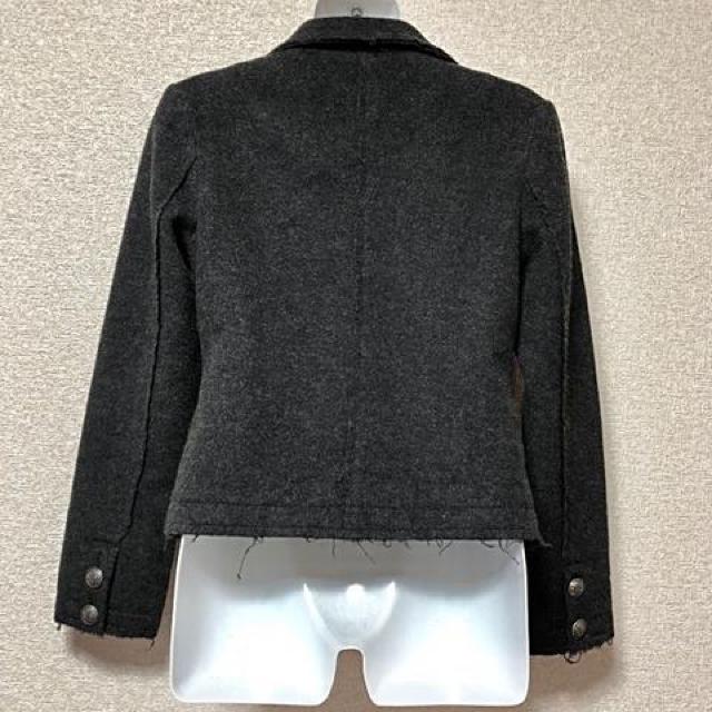 【新品】装飾ボタン☆フエルト素材カットオフジャケット < 女性ファッション  【新品】装飾ボタン☆フエルト素材カットオフジャケット < 女性ファッションの