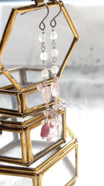 *ローズクォーツとムーンストーンの冬色ピアス*SF 21070 < 女性アクセサリー/時計 *ローズクォーツとムーンストーンの冬色ピアス*SF 21070 < 女性アクセサリー/時計の