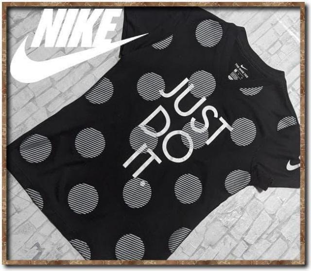 ナイキ プリント入りVネック半袖Tシャツ 黒 < ブランド ナイキ プリント入りVネック半袖Tシャツ 黒 < ブランドの