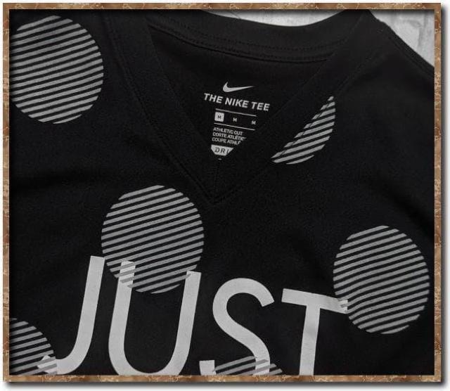 ナイキ プリント入りVネック半袖Tシャツ 黒 < ブランド ナイキ プリント入りVネック半袖Tシャツ 黒 < ブランドの