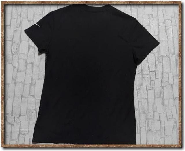 ナイキ プリント入りVネック半袖Tシャツ 黒 < ブランド ナイキ プリント入りVネック半袖Tシャツ 黒 < ブランドの