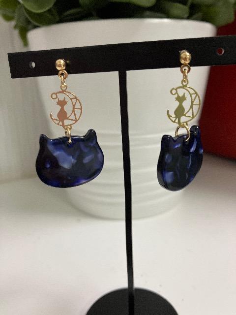 ハンドメイド 月と猫のチャームと猫型のアクリルパーツを使用したピアス < 女性ファッション  ハンドメイド 月と猫のチャームと猫型のアクリルパーツを使用したピアス  < 女性ファッションの