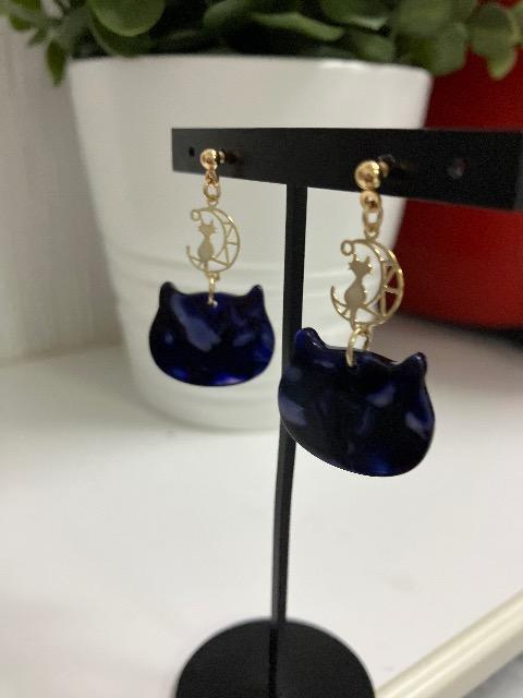ハンドメイド 月と猫のチャームと猫型のアクリルパーツを使用したピアス < 女性ファッション  ハンドメイド 月と猫のチャームと猫型のアクリルパーツを使用したピアス < 女性ファッションの