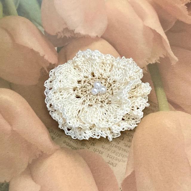ハンドメイド レース編み フリルのお花ブローチ < 女性ファッション  ハンドメイド レース編み フリルのお花ブローチ  < 女性ファッションの