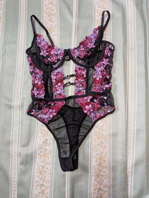 1094 最高級品 ブラック&パープル刺繍のセクシーなボディースーツ L < 女性ファッション 1094 最高級品 ブラック&パープル刺繍のセクシーなボディースーツ L < 女性ファッションの