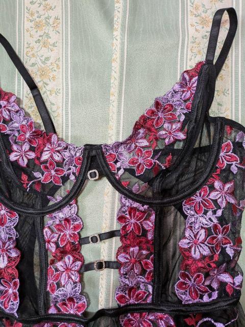 1094 最高級品 ブラック&パープル刺繍のセクシーなボディースーツ L < 女性ファッション 1094 最高級品 ブラック&パープル刺繍のセクシーなボディースーツ L < 女性ファッションの