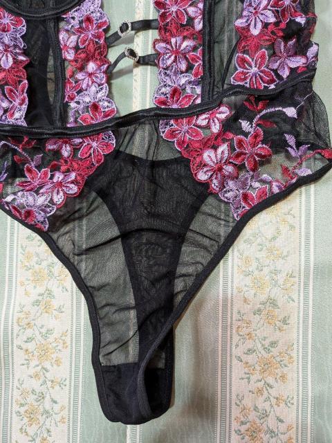 1094 最高級品 ブラック&パープル刺繍のセクシーなボディースーツ L < 女性ファッション 1094 最高級品 ブラック&パープル刺繍のセクシーなボディースーツ L < 女性ファッションの