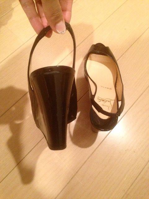 黒ブラックパテントエナメルウェッジソール裏張り赤色パンプス < 女性ファッション 黒ブラックパテントエナメルウェッジソール裏張り赤色パンプス < 女性ファッションの