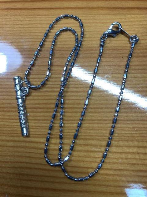 フルート 音楽 金 管楽器 モチーフ ネックレス ペンダント アクセサリー キーホルダー 発表会 チェーン トップ 笛 < 女性アクセサリー/時計  フルート 音楽 金 管楽器 モチーフ ネックレス ペンダント アクセサリー キーホルダー 発表会 チェーン トップ 笛  < 女性アクセサリー/時計の