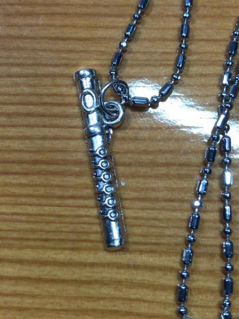 フルート 音楽 金 管楽器 モチーフ ネックレス ペンダント アクセサリー キーホルダー 発表会 チェーン トップ 笛 < 女性アクセサリー/時計  フルート 音楽 金 管楽器 モチーフ ネックレス ペンダント アクセサリー キーホルダー 発表会 チェーン トップ 笛 < 女性アクセサリー/時計の