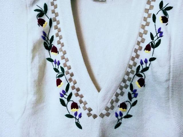 少し深めなVネック 可愛い刺繍ニットベスト  ウール100% < 女性ファッション  少し深めなVネック 可愛い刺繍ニットベスト  ウール100% < 女性ファッションの