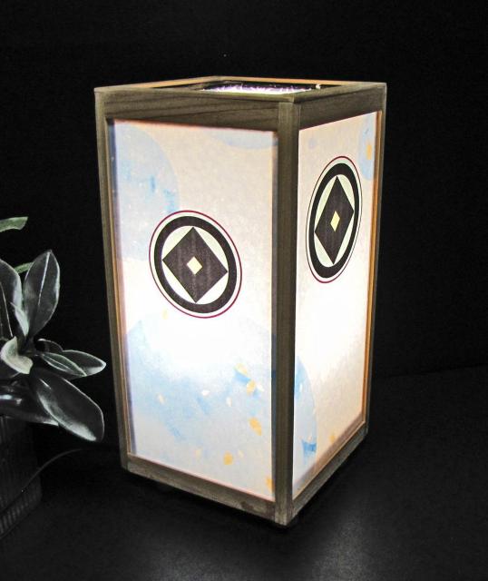 ★家紋の宿り木/森羅万象=「丸に釘抜」(家紋変更可)/至福の明り/LED昼白色・ラミネート加工・檜枠造・軽量/ < 家電/AV  ★家紋の宿り木/森羅万象=「丸に釘抜」(家紋変更可)/至福の明り/LED昼白色・ラミネート加工・檜枠造・軽量/ < 家電/AVの