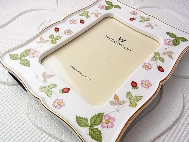 500円スタ★正規品 WEDGWOOD ウェッジウッド ワイルドストロベリー 写真たて フォトフレーム16x13cm(2) < インテリア/ライフ 500円スタ★正規品 WEDGWOOD ウェッジウッド ワイルドストロベリー 写真たて フォトフレーム16x13cm(2) < インテリア/ライフの