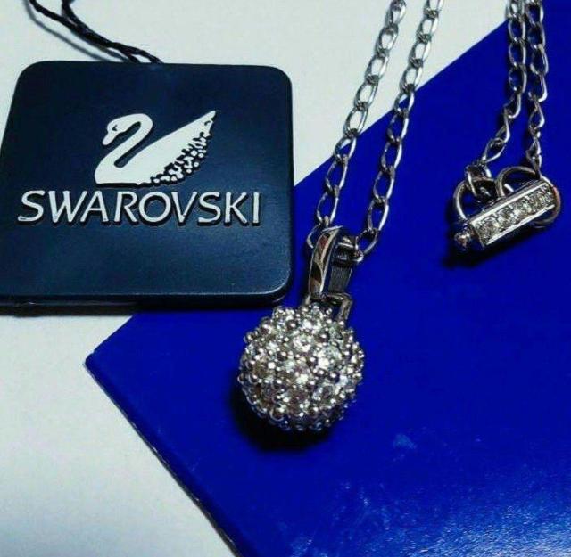 Swarovski パヴェボール ネックレス、美品 < 女性アクセサリー/時計 Swarovski パヴェボール ネックレス、美品 < 女性アクセサリー/時計の
