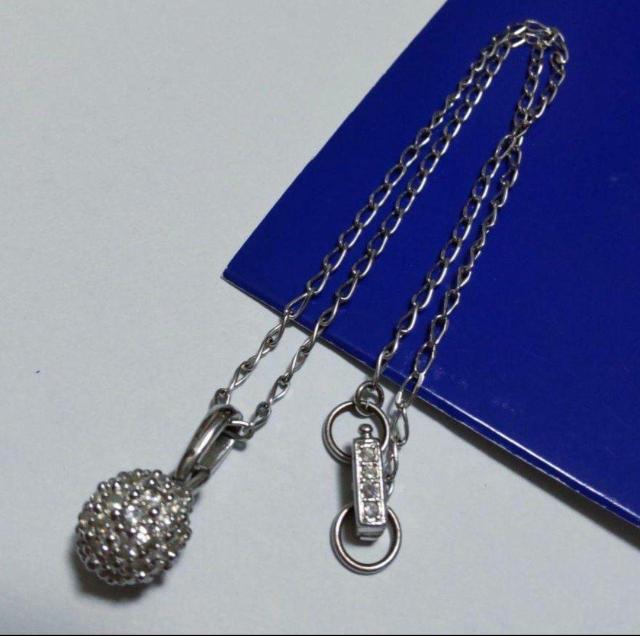 Swarovski パヴェボール ネックレス、美品 < 女性アクセサリー/時計 Swarovski パヴェボール ネックレス、美品 < 女性アクセサリー/時計の