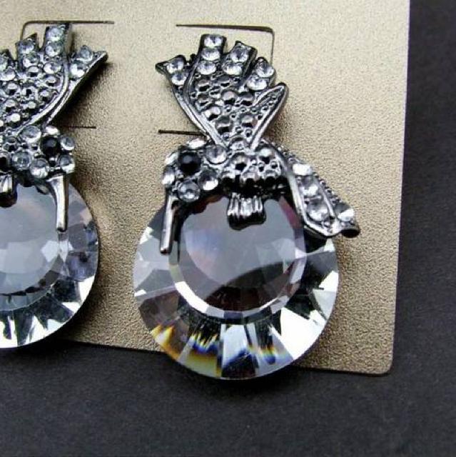 新品MARKS & SPENCERゴシックアンティーク調ストーンピアス < 女性アクセサリー/時計  新品MARKS & SPENCERゴシックアンティーク調ストーンピアス < 女性アクセサリー/時計の