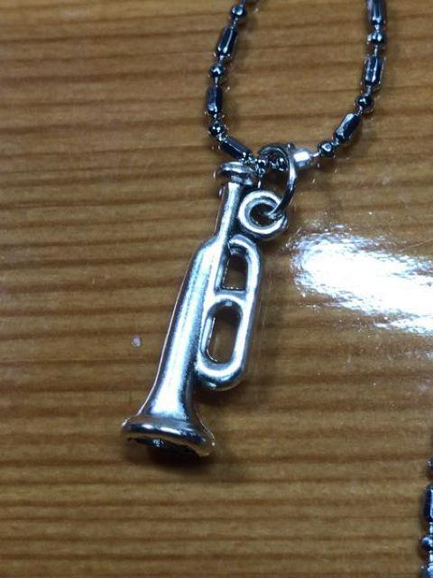 トランペット 音楽 金 管楽器 モチーフ ネックレス ペンダント アクセサリー キーホルダー 発表会 チェーン トップ < 女性アクセサリー/時計  トランペット 音楽 金 管楽器 モチーフ ネックレス ペンダント アクセサリー キーホルダー 発表会 チェーン トップ < 女性アクセサリー/時計の