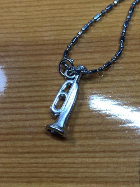 トランペット 音楽 金 管楽器 モチーフ ネックレス ペンダント アクセサリー キーホルダー 発表会 チェーン トップ < 女性アクセサリー/時計  トランペット 音楽 金 管楽器 モチーフ ネックレス ペンダント アクセサリー キーホルダー 発表会 チェーン トップ < 女性アクセサリー/時計の