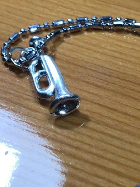 トランペット 音楽 金 管楽器 モチーフ ネックレス ペンダント アクセサリー キーホルダー 発表会 チェーン トップ < 女性アクセサリー/時計  トランペット 音楽 金 管楽器 モチーフ ネックレス ペンダント アクセサリー キーホルダー 発表会 チェーン トップ < 女性アクセサリー/時計の