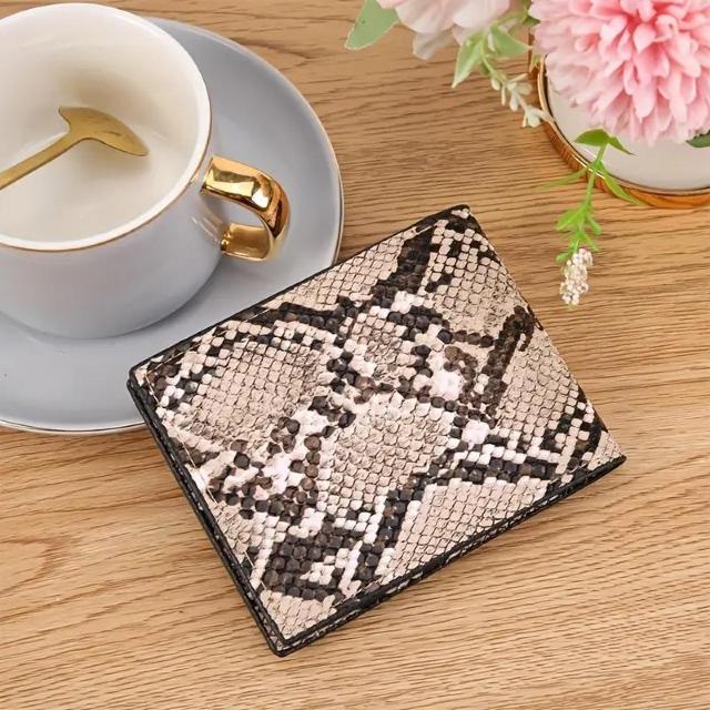 お試し価格490円★動物柄が施されたヨーロッパ風の短いメンズウォレット。PVC素材 アプリコット < 女性ファッション  お試し価格490円★動物柄が施されたヨーロッパ風の短いメンズウォレット。PVC素材 アプリコット  < 女性ファッションの