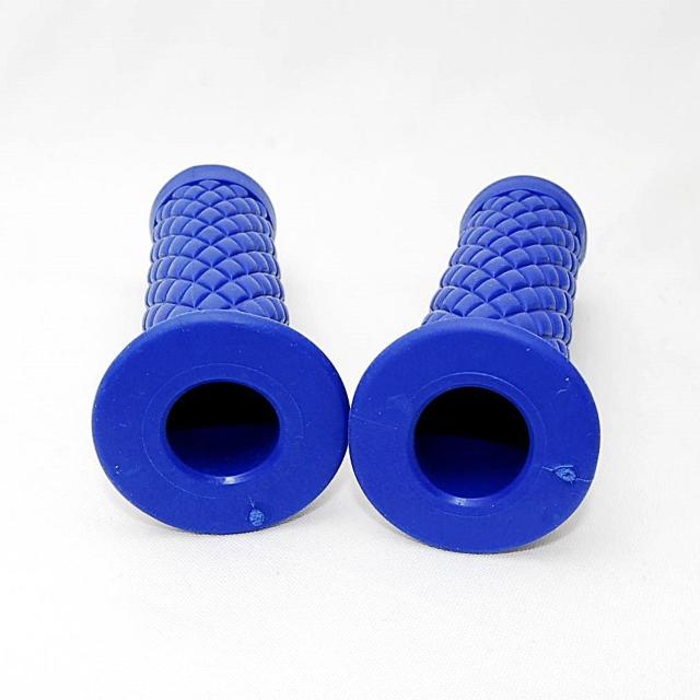 ダイヤ柄 ラバーハンドルグリップ ブルー 非貫通式 22.2径用 汎用 バイク ラバーグリップ カスタム ハンドル グリップ 青 < 自動車/バイク ダイヤ柄 ラバーハンドルグリップ ブルー 非貫通式 22.2径用 汎用 バイク ラバーグリップ カスタム ハンドル グリップ 青 < 自動車/バイク