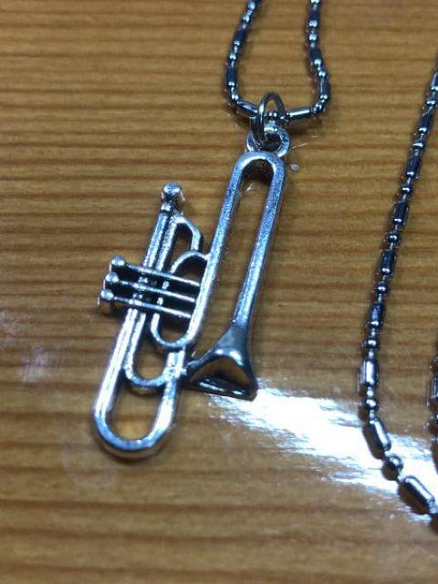 トロンボーン 音楽 金 管楽器 モチーフ ネックレス ペンダント アクセサリー キーホルダー 発表会 トップ チェーン < 女性アクセサリー/時計  トロンボーン 音楽 金 管楽器 モチーフ ネックレス ペンダント アクセサリー キーホルダー 発表会 トップ チェーン < 女性アクセサリー/時計の