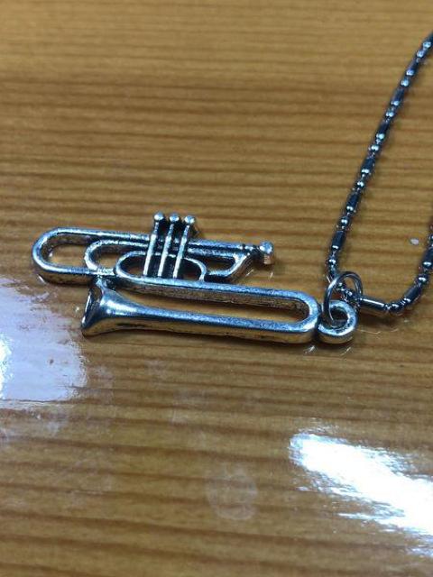 トロンボーン 音楽 金 管楽器 モチーフ ネックレス ペンダント アクセサリー キーホルダー 発表会 トップ チェーン < 女性アクセサリー/時計  トロンボーン 音楽 金 管楽器 モチーフ ネックレス ペンダント アクセサリー キーホルダー 発表会 トップ チェーン < 女性アクセサリー/時計の