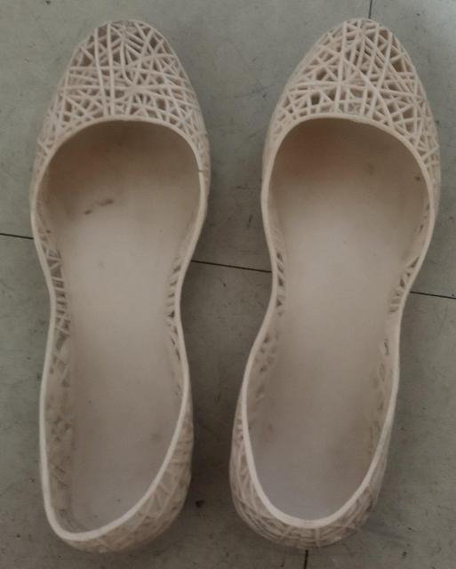 白 プラスチックメッシュ パンプス 甲浅 ぺたんこ L 美脚効果 難有り < 女性ファッション  白 プラスチックメッシュ パンプス 甲浅 ぺたんこ L 美脚効果 難有り  < 女性ファッションの