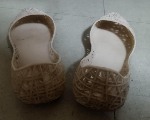 白 プラスチックメッシュ パンプス 甲浅 ぺたんこ L 美脚効果 難有り < 女性ファッション  白 プラスチックメッシュ パンプス 甲浅 ぺたんこ L 美脚効果 難有り < 女性ファッションの