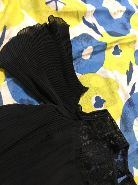 新品薄手可愛いシフォン生地首元レース肩見せプリーツチュニック < 女性ファッション  新品薄手可愛いシフォン生地首元レース肩見せプリーツチュニック < 女性ファッションの